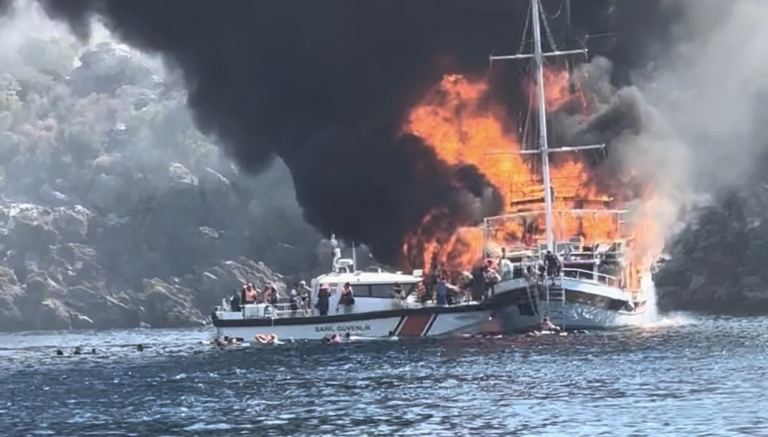 Marmaris'te yanarak batan teknenin sahibi ve kaptanı adliyeye çıkarıldı