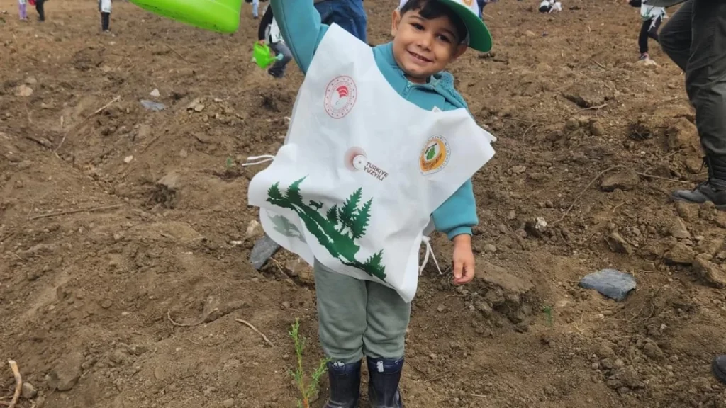 21 Mart Dünya Ormancılık Gününde Fidan Dağıtımı
